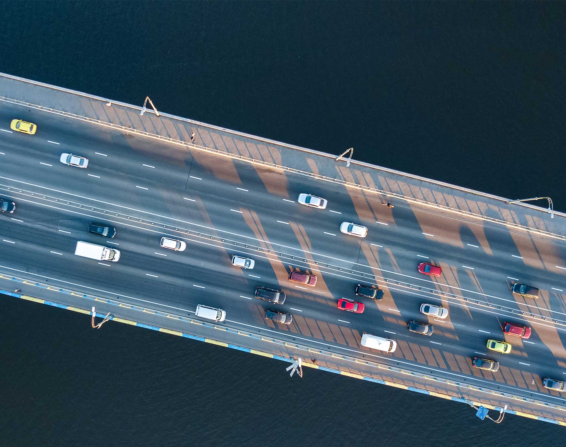 /-/media/images/website/background-images/industry-sectors/automotive/road-roads-auto-istock-1044008610.ashx?sc_lang=ko-kr