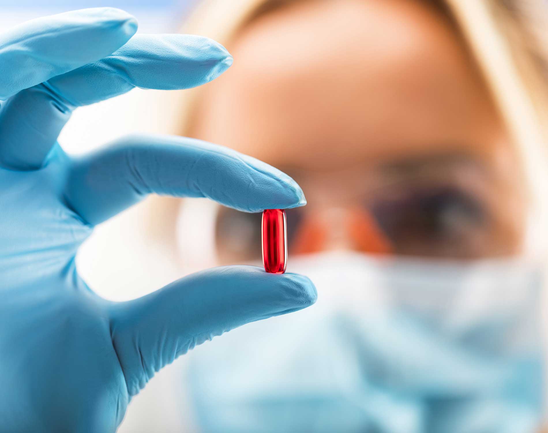 /-/media/images/website/background-images/industry-sectors/life-sciences-and-health-care/scientist-holding-a-red-transparent-pill-dreamstime_xxl_99383409-image-resize-1900x1500.ashx?sc_lang=ko-kr