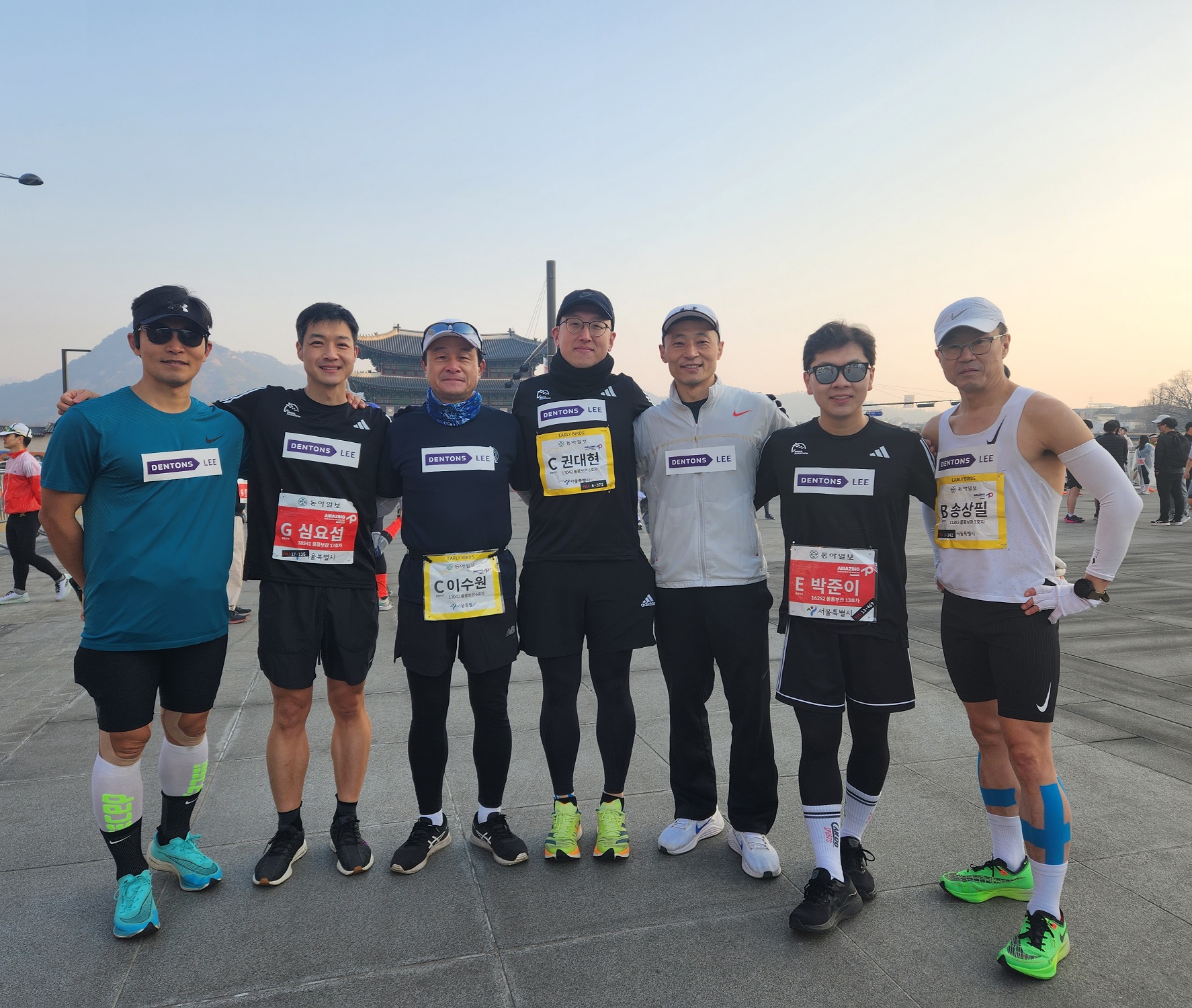 Seven members of Dentons Lee posed for photo during marathon course